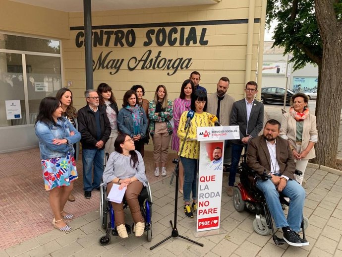 La candidatura el PSOE en La Roda, encabezada por Juan Ramón Amores, en un acto de campaña.