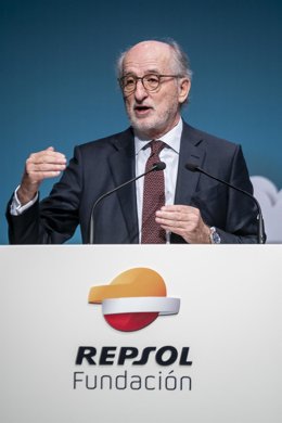 Archivo - El presidente de Repsol, Antonio Brufau, interviene durante la jornada Liderando el cambio: la juventud empresaria habla sobre economía verde y transición energética, celebrada por la Confederación Española de Jóvenes Empresarios (Ceaje) y l