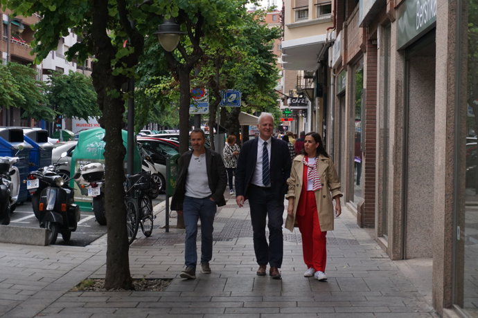 El candidato socialista, Pablo Hermoso de Mendoza, camina por San Antón y pide el voto para poder reformarla