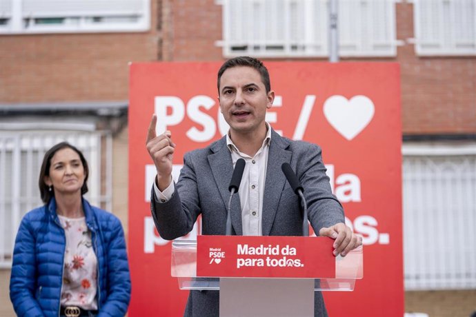 El candidato del PSOE a la Presidencia de la Comunidad de Madrid, Juan Lobato, interviene durante un acto de campaña del PSOE, en la plaza Puerto Chico, a 19 de mayo de 2023, en Madrid (España). El acto se ha celebrado de cara a las próximas elecciones 