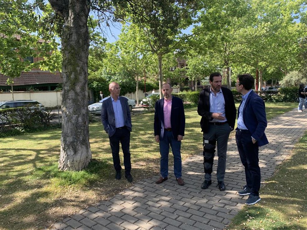 El alcalde de Valladolid, Óscar Puente (segundo por la derecha), recorre junto a varios candidatos de su lista el paseo de Zorrilla a la altura de los cuarteles de La Rubia.