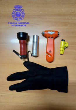 Efectos intervenidos a los tres deteidos por 38 robos en vehículos en Torrelavega.