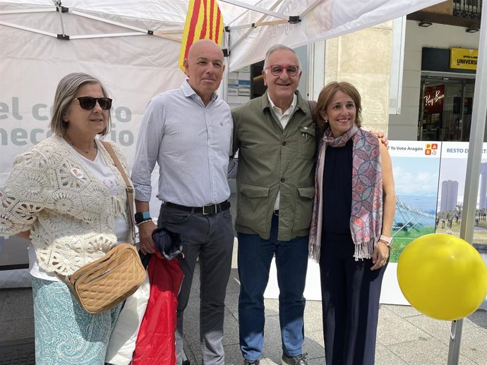 El candidato del PAR a la alcaldía de Zaragoza, Clemente Sánchez-Garnica, con otros candidatos.