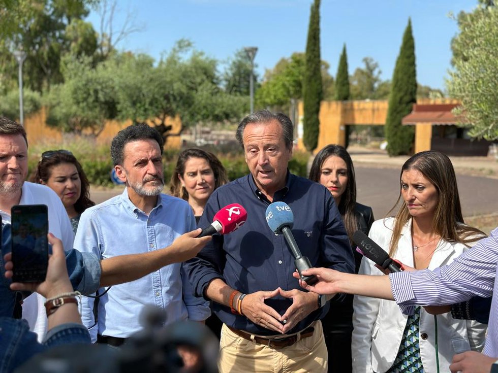 Baselga (Cs) atiende a los medios en Valdecañas.