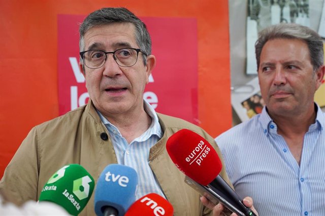 El portavoz del PSOE en el Congreso de los Diputados, Patxi López, atiende a los medios en Arahal (Sevilla).