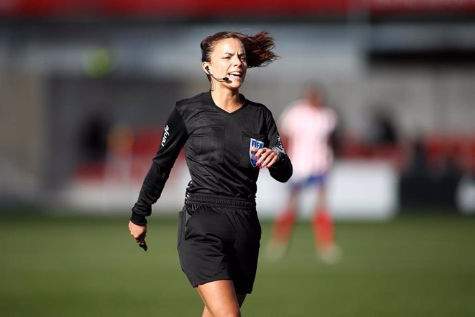 Archivo - Marta Huerta de Aza, referee of the match, during the spanish women league football match played between Atletico de Madrid Femenino and CD Tacon at Ciudad Deportiva Wanda on December 21, 2019 in Alcala de Henares, Spain.