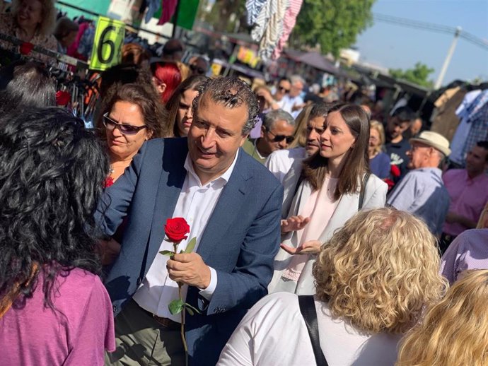El candidato a la reelección en La Rinconada y secretario provincial del PSOE, en un acto electoral en su municipio.