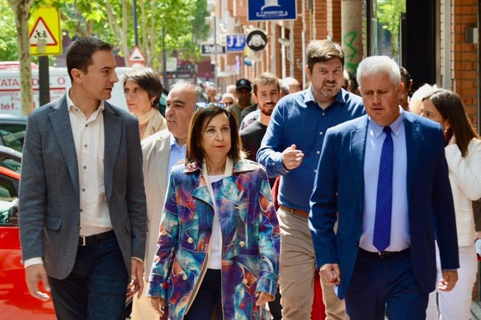 El candidato del PSOE a la Presidencia de la Comunidad de Madrid, Juan Lobato, acompañado de la ministra de Defensa, Margarita Robles.
