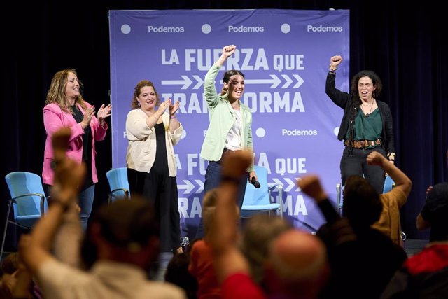 La ministra de Igualdad, Irene Montero, en un acto con las candidatas de Podemos-IU en Cantabria, Mónica Rodero y Carmen Martín, y con la coordinadora autonómica, Mercedes González
