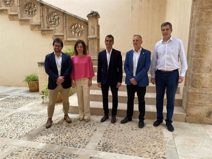 La consellera de Hacienda y Relaciones Exteriores, Rosario Sánchez; el conseller de Fondos Europeos, Universidad y Cultura, Miquel Company, y el rector de la UIB, Jaume Carot.