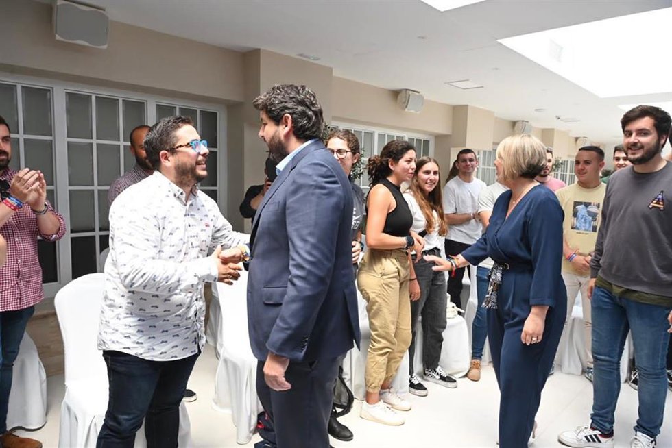 El candidato del PPRM a la presidencia de la Comunidad, Fernando López Miras, en un acto con jóvenes