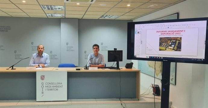 El conseller de Medio Ambiente y Territorio, Miquel Mir, y el secretario general de la Agencia Balear del Agua, Juan Calvo presentan el informe anual de saneamiento y depuración