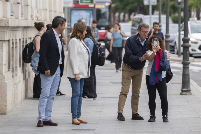 (I-D) El candidato del PPCV a Presidente de la Generalitat Valenciana, Carlos Mazón; la candidata a la Alcaldía de Valencia, Maria José Catalá y el presidente del PP, Alberto Núñez Feijóo,  que se fotografía con una mujer, a su llegada a un acto en la F