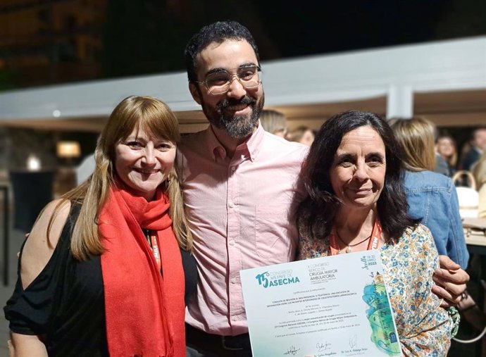 Cirujanos del Valme muestran el primer premio conseguido por un trabajo presentado en el Congreso de Cirugía Mayor Ambulatoria.