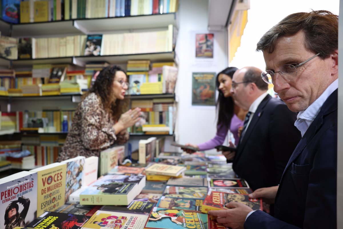 Dos exalumnas de la facultad firman sus primeras novelas en la Feria del  libro de Madrid – Infoactualidad