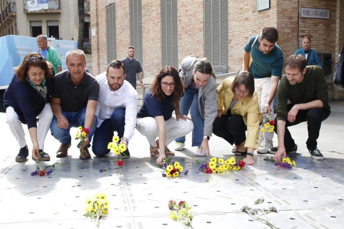 La cabeza de lista por Compromís a Les Corts en la provincia de Alicante, Aitana Mas, en un acto en el Mercado Central de Alicante en recuerdo de las 300 personas muertas en 1938 en el bombardeo perpetrado por la aviación fascista italiana.