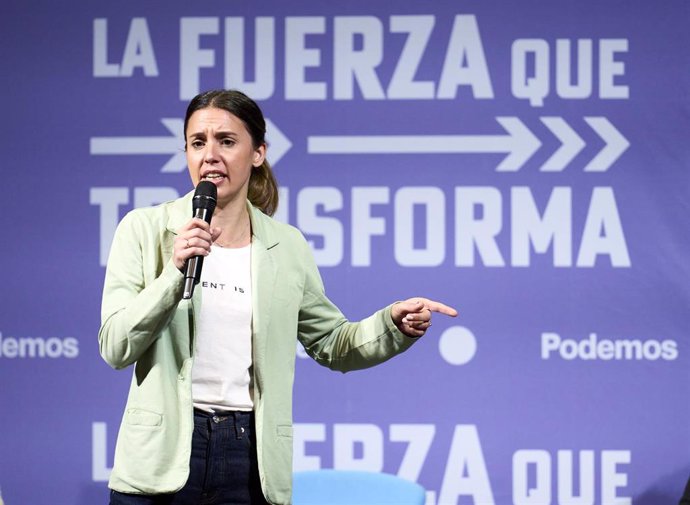 La ministra de Igualdad, Irene Montero, interviene durante un acto de campaña de Podemos-IU, en el paraninfo de la Magdalena, a 25 de mayo de 2023, en Santander, Cantabria (España). 