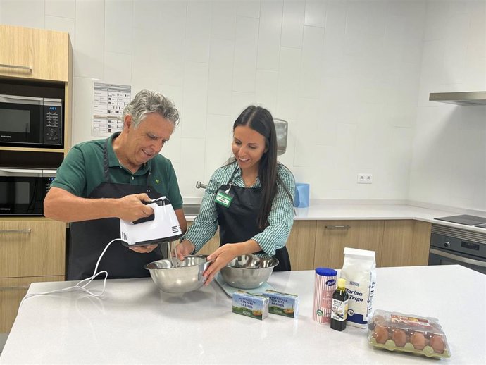 Cocina con clientes de Mercadona.