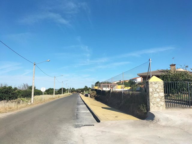 Casas de Don Antonio (Cáceres) renueva su acerado con un itinerario peatonal