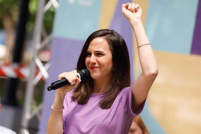 La ministra de Derechos Sociales y Agenda 2030, Ione Belarra, interviene durante un acto de campaña de Podemos, en la pérgola de San Basilio de Murcia, a 25 de mayo de 2023, en Murcia, Región de Murcia (España). Desde que comenzó la campaña electoral, e