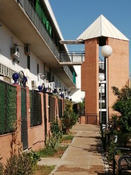 Edificio de vivienda en Los Bermejales en el que la Junta hará mejoras de accesibilidad.