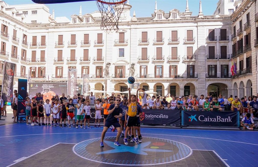Imagen de unos niños jugando al baloncesto