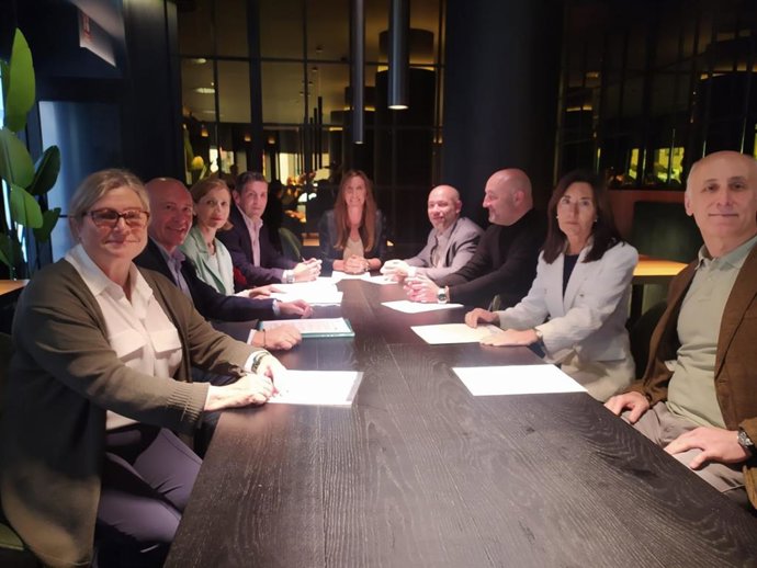 La candidata del Partido Popular a la Alcaldía de Gijón, Ángela Pumariega, presenta, acompañada de otros miembros de su partido, las diez primeras medidas que tomará si llega a gobernar en la ciudad.