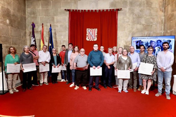 El Govern entrega el certificado de víctimas del franquismo a familiares de 19 víctimas de la represión.