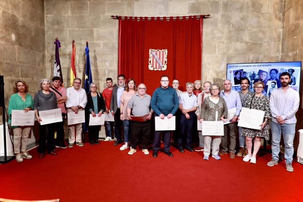 El Govern entrega el certificado de víctimas del franquismo a familiares de 19 víctimas de la represión.