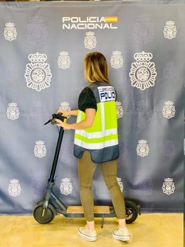 Agente de policía con el patinete