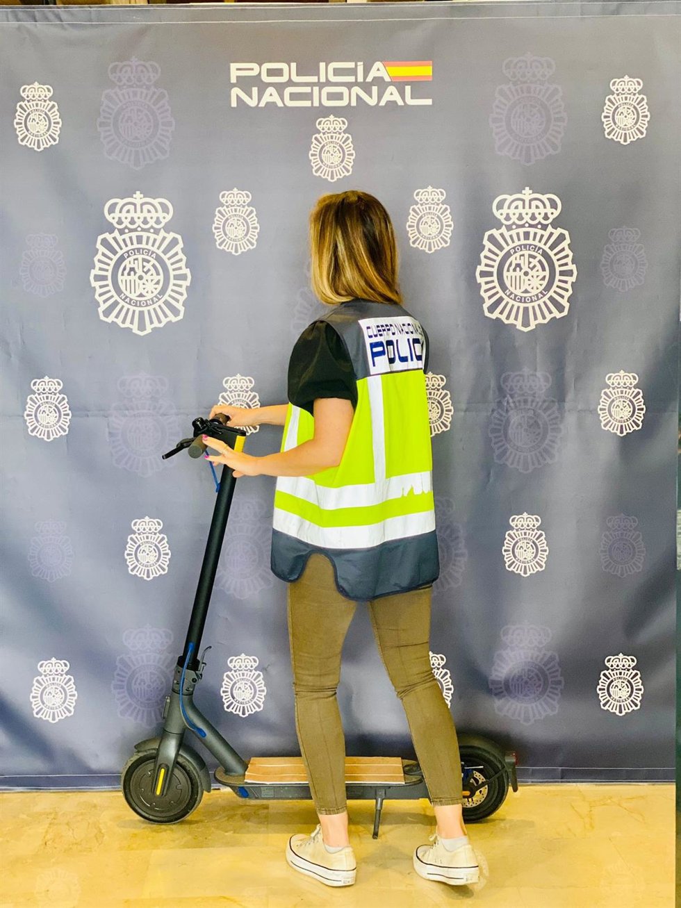 Agente de policía con el patinete