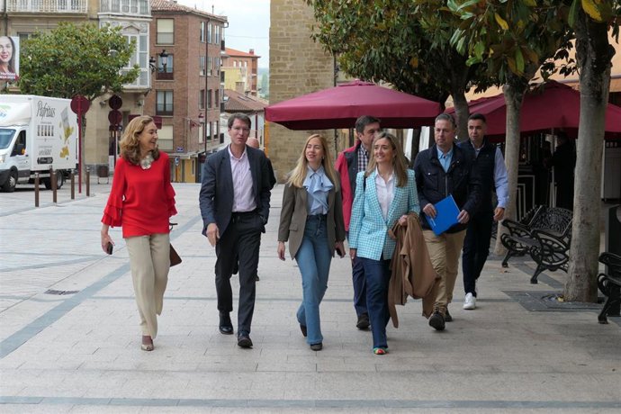 Capellán, con parte de sus candidatos, esta mañana en Haro