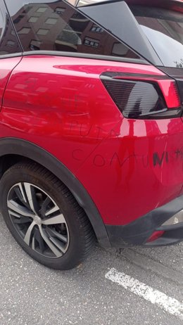 Coche con pintadas vandálicas en el coche de la candidata de Convocatoria por Asturias en San Martín del Rey Aurelio