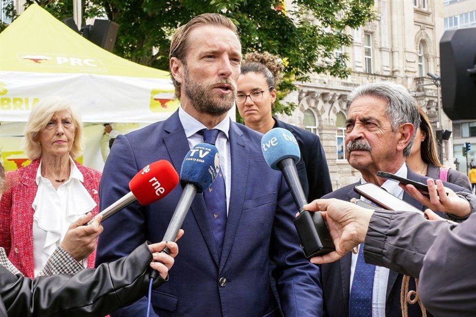 Los candidatos a la Alcaldía de Santnader, Felipe Piña y a la Presidencia de Cantabria, Miguel Ángel Revilla.