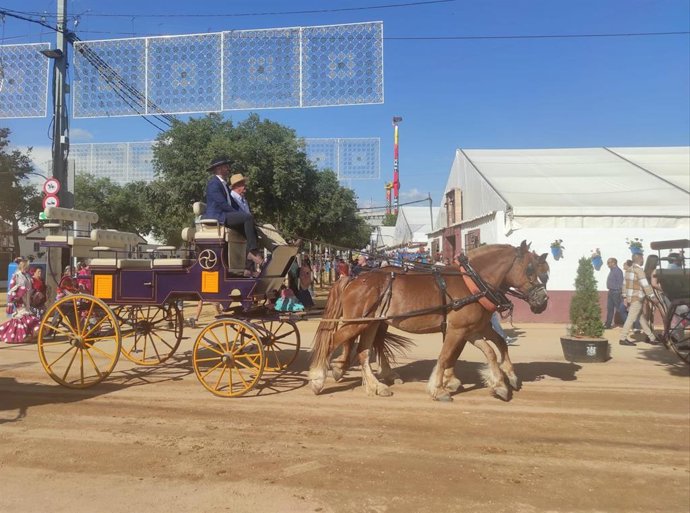 Un coche de caballos en la Feria de Nuestra Señora de la Salud de Córdoba.