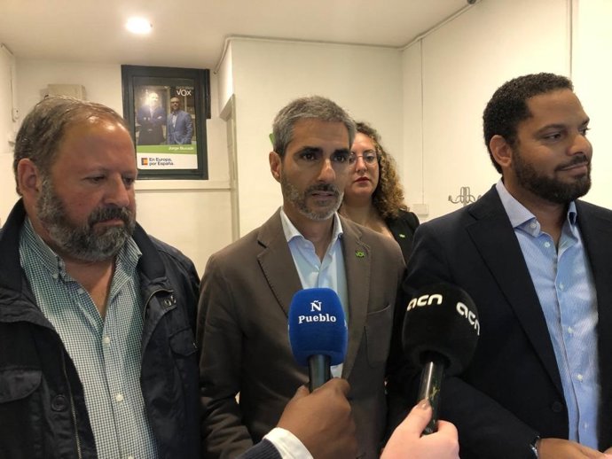 En el centro, el candidato de Vox por Barcelona, Gonzalo De Oro-Pulido, y a su lado el secretario general de Vox, Ignacio Garriga