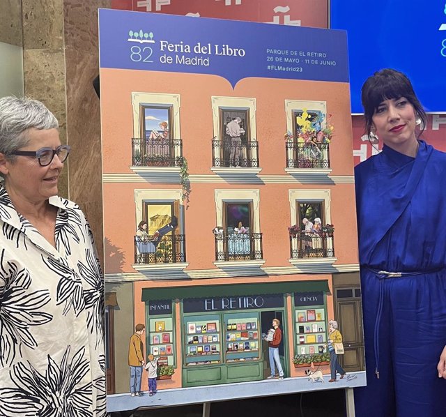 Archivo - La directora de la Feria del Libro de Madrid, Eva Orúe, con el cartel de la 82 edición junto con la ilustradora María Simavilla.