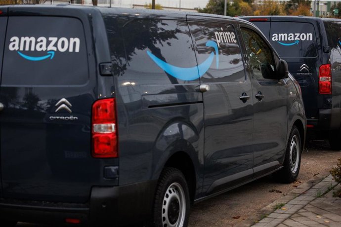 Archivo - Dos furgonetas de reparto de Amazon