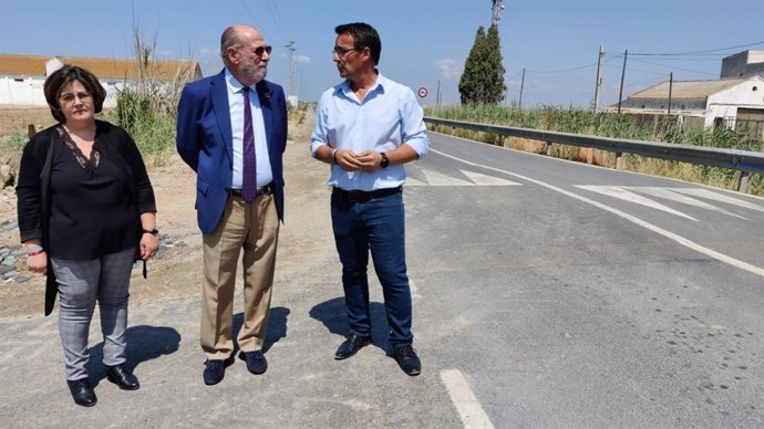 Reunión del presidente con el alcalde de Isla Mayor, en un tramo de carretera que une al municipio con Villamanrique.