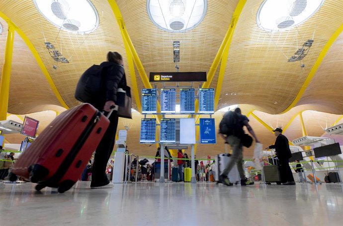 Paneles del orden de vuelos en la terminal T4 del aeropuerto de Adolfo Suárez-Madrid Barajas, a 28 de abril de 2023, en Madrid (España).  