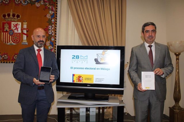El subdelegado del Gobierno en Málaga, Javier Salas, ha presentado el dispositivo de organización y seguridad para el 28 de mayo acompañado por el secretario general de la Subdelegación, Juan Pedro Carnero.
