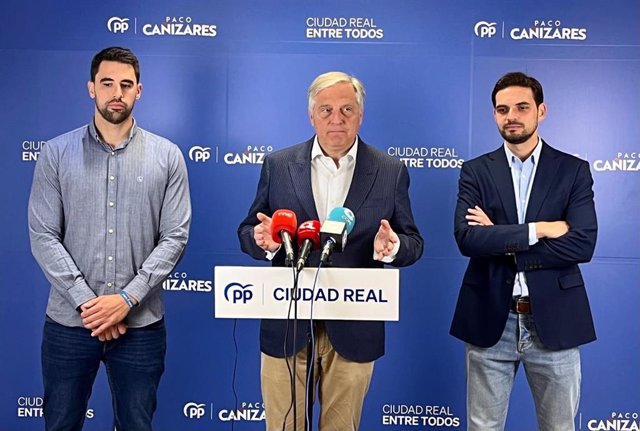 El candidato del PP a la Alcaldía de Ciudad Real, Paco Cañizares, con el portavoz de PP en C-LM, Santigo Serrano.