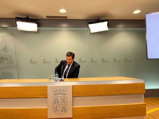 El consejero de Economía y Hacienda y portavoz de la Junta, Carlos Fernández Carriedo, en la rueda de prensa posterior al Consejo de Gobierno