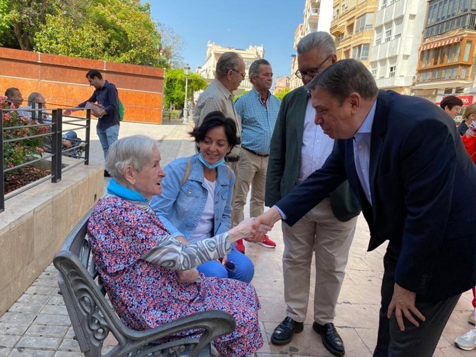Planas saluda a una vecina de Puente Genil.