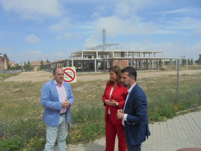 Los socialistas José Luis Aceves, Clara Martín y Luis Tudanca, ante las obras paradas del centro de salud Segovia IV.