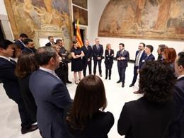 El presidente de la Generalitat, Pere Aragons, conversando este jueves con los delegados y delegadas del Govern en el exterior.
