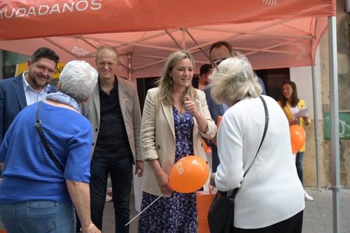 La candidata de Ciudadanos al Govern, Patricia Guasp, acompañada del candidato de CS al Consell de Mallorca, Álex Valdivia, y del candidato municipal de CS, Andrés Sánchez, en un acto en el mercado de Inca.