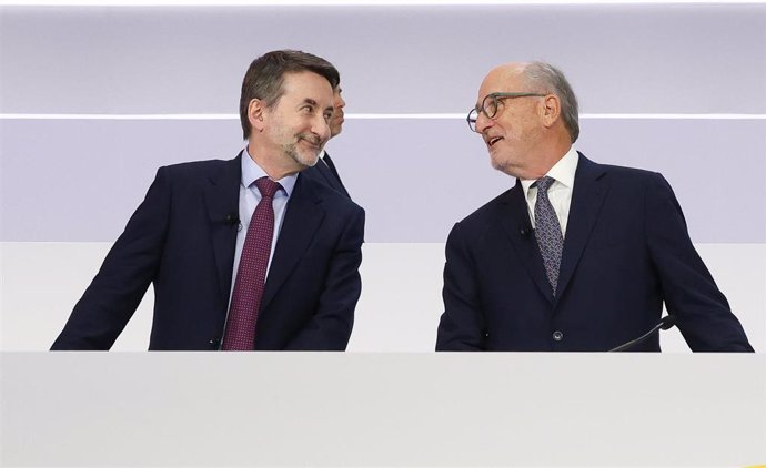 El CEO de Repsol, Josu Jon Imaz y el presidente de Repsol, Antonio Brufau, durante la junta General de Accionistas de Repsol, en el Palacio Municipal de Congresos de Madrid, a 25 de mayo de 2023, en Madrid (España). La junta general de accionistas de Re