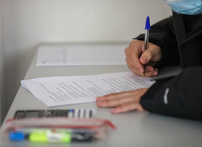 Archivo - Un alumno realizando un examen. 