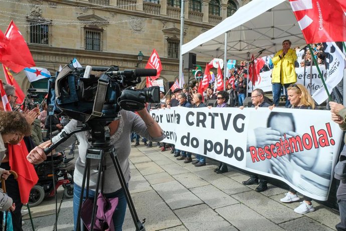 Archivo - Miembros del comité intercentros de la Corporación de Radio e Televisión de Galicia (CRTVG) se manifiestan contra la manipulación informativa de la Xunta y el Partido Popular, a 6 de noviembre de 2022, en Santiago de Compostela, A Coruña, Gali